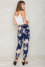 Load image into Gallery viewer, Plus Rose Print Ruched Jogger
