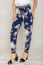 Load image into Gallery viewer, Plus Rose Print Ruched Jogger
