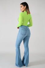 Load image into Gallery viewer, Skylar Flare Denim Jeans in Light Wash
