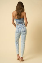 Load image into Gallery viewer, High Rise Slim Tapered Jeans
