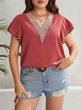 Load image into Gallery viewer, Plus Size Contrast V-Neck Layered Flutter Sleeve Blouse Ti Amo I love you
