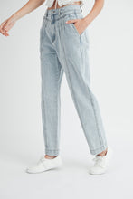 Load image into Gallery viewer, MABLE Pleated Front Detail Straight Jeans
